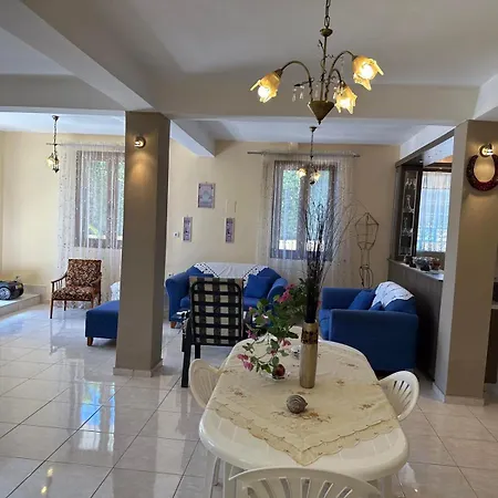 Traditional Flat In - Lampiri Zíria